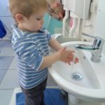 Enfant qui se lave les mains