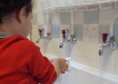 Enfant qui se lave les mains